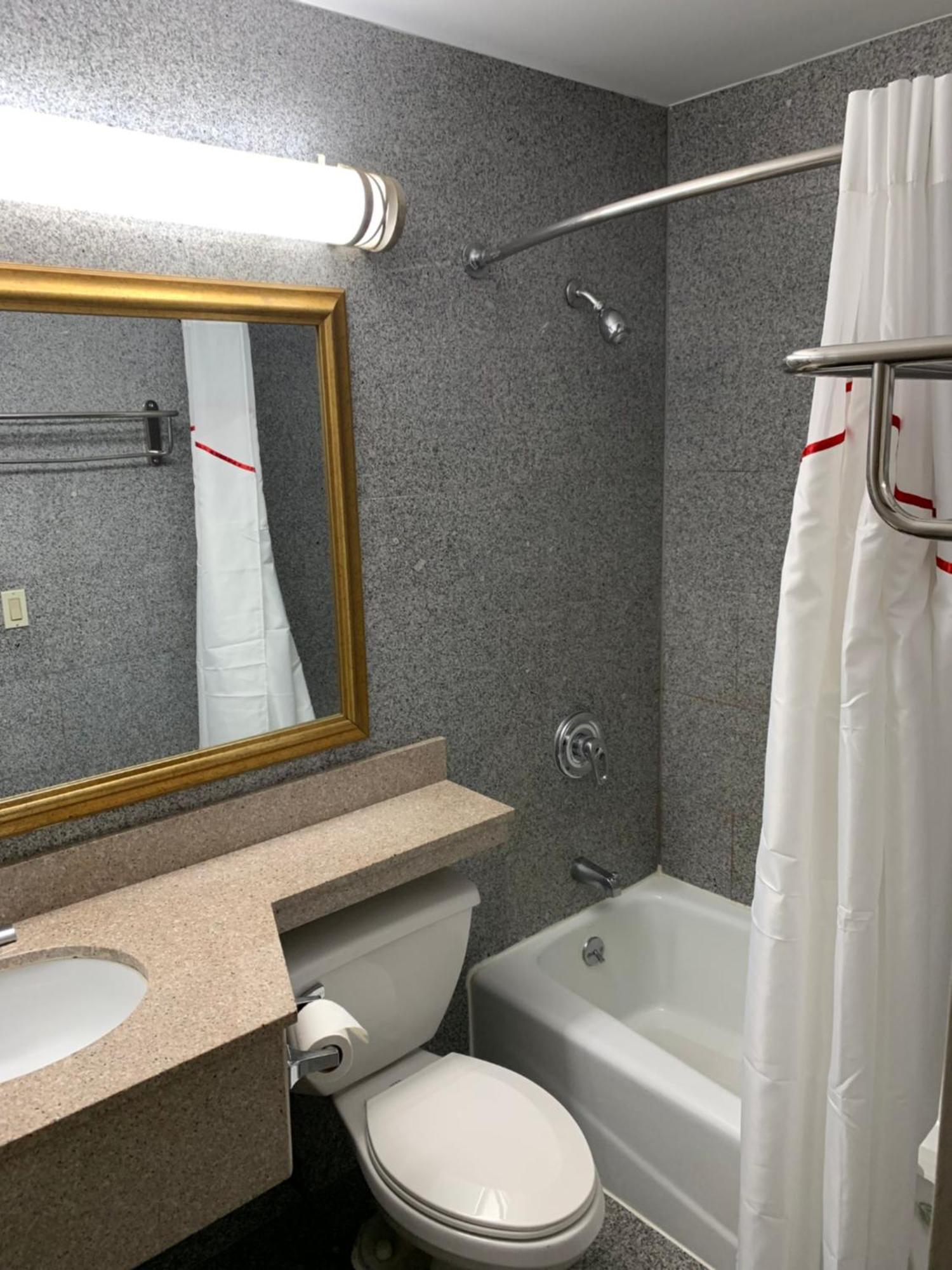 Red Roof Inn Copiague Ngoại thất bức ảnh